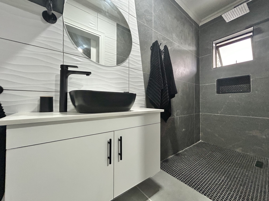 3 Bedroom Property for Sale in Wavecrest Eastern Cape